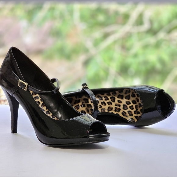 Black Tahari Peephole Stilletos with animal print insole Size 7. - Picture 3 of 5